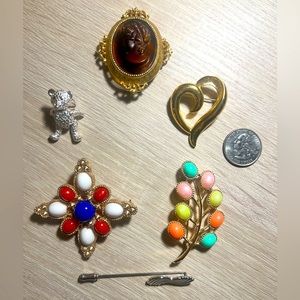 Lot Bundle of Vintage All Signed Brooches Sarah Coventry Napier